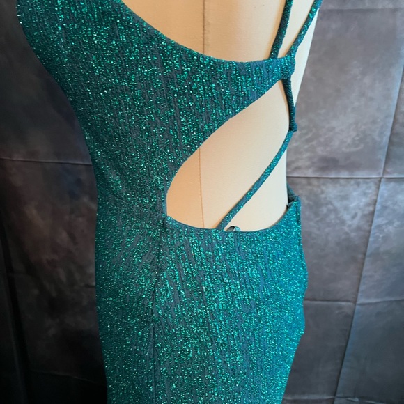 City Triangles NWOT Emerald Green V-Neck Formal Gown. Size 11 - Picture 6 of 10